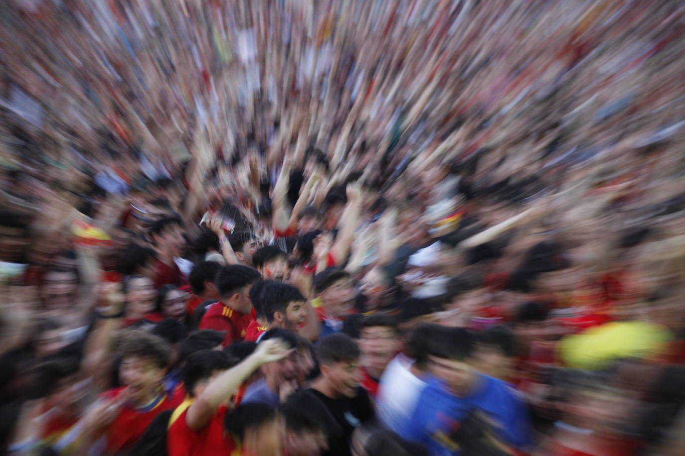 Búscate en las imágenes: los extremeños celebran la victoria de La Roja en la Eurocopa