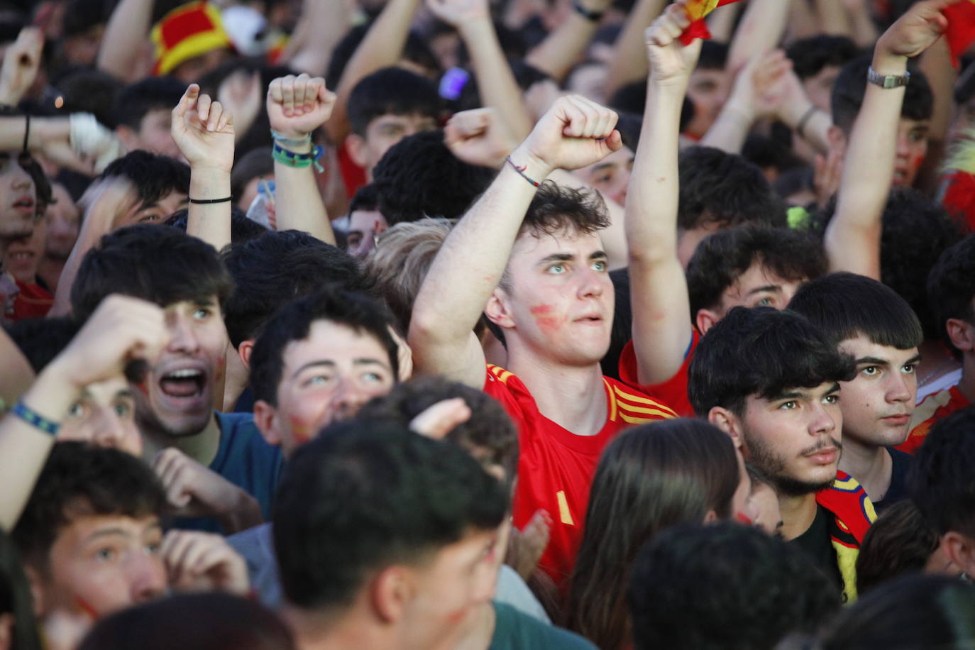 Búscate en las imágenes: los extremeños celebran la victoria de La Roja en la Eurocopa