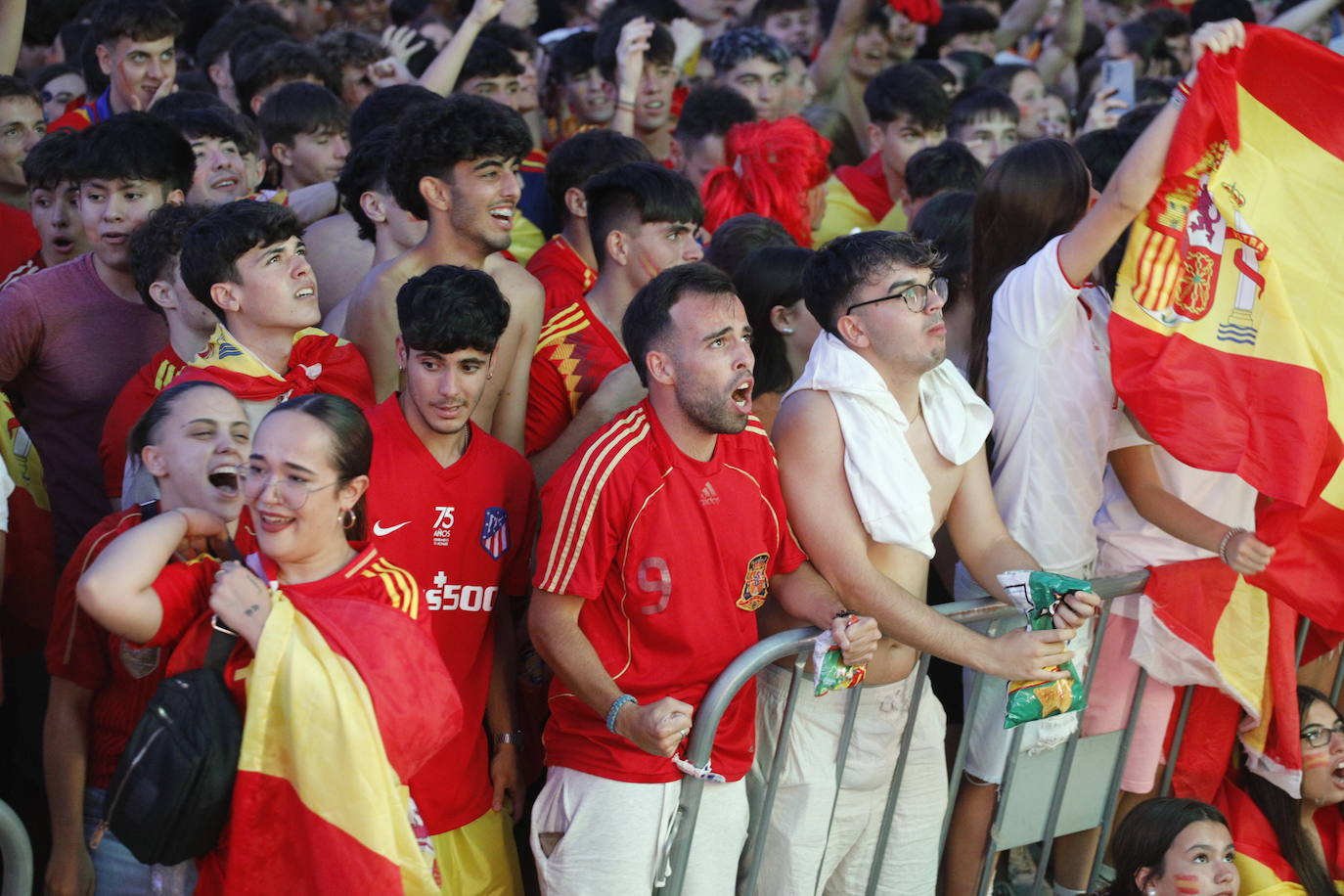 Búscate en las imágenes: los extremeños celebran la victoria de La Roja en la Eurocopa