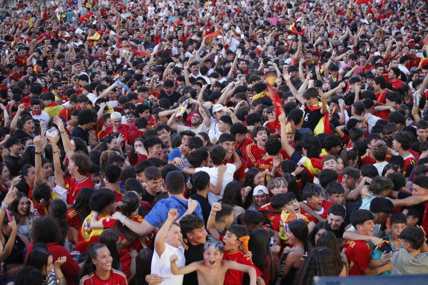 Búscate en las imágenes: los extremeños celebran la victoria de La Roja en la Eurocopa