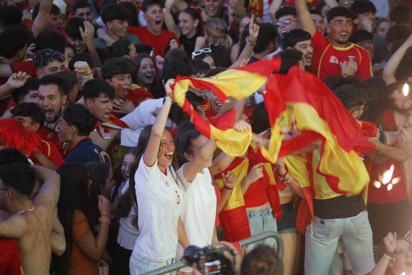 Búscate en las imágenes: los extremeños celebran la victoria de La Roja en la Eurocopa