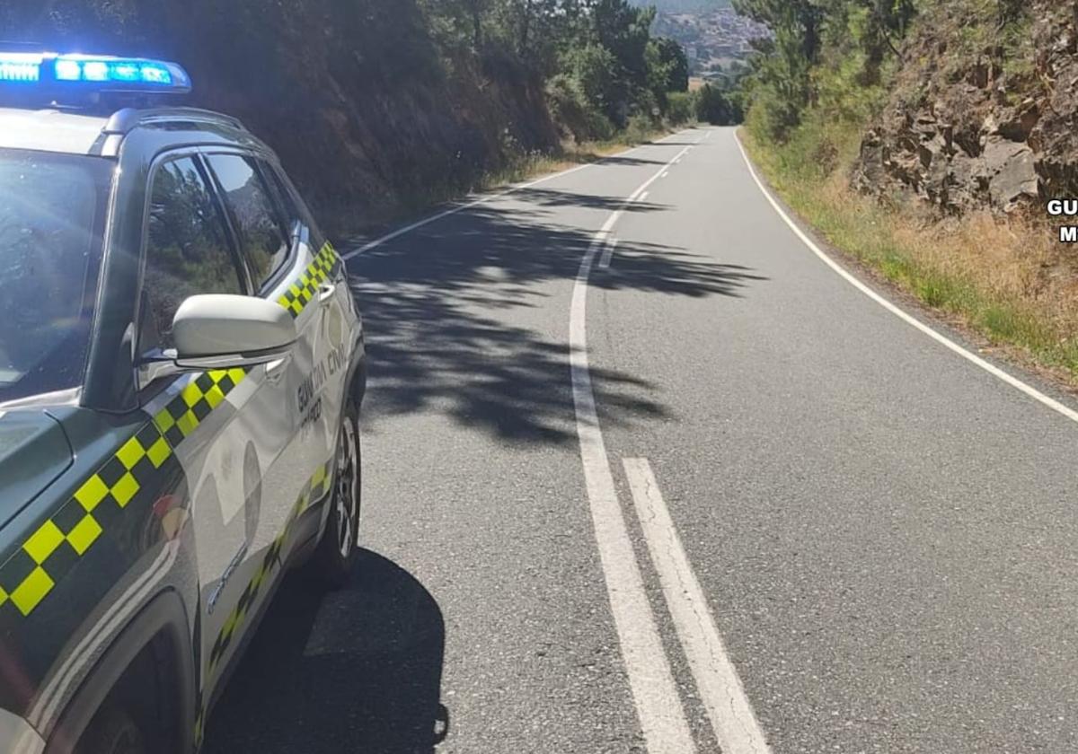 La Guardia Civil ha regulado el tráfico en la carretera CC- 423 mientras antendían al herido.