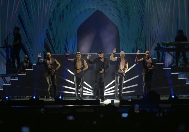 Ricky Martin rodeado de parte del cuerpo de baile y los músicos en la Alcazaba.