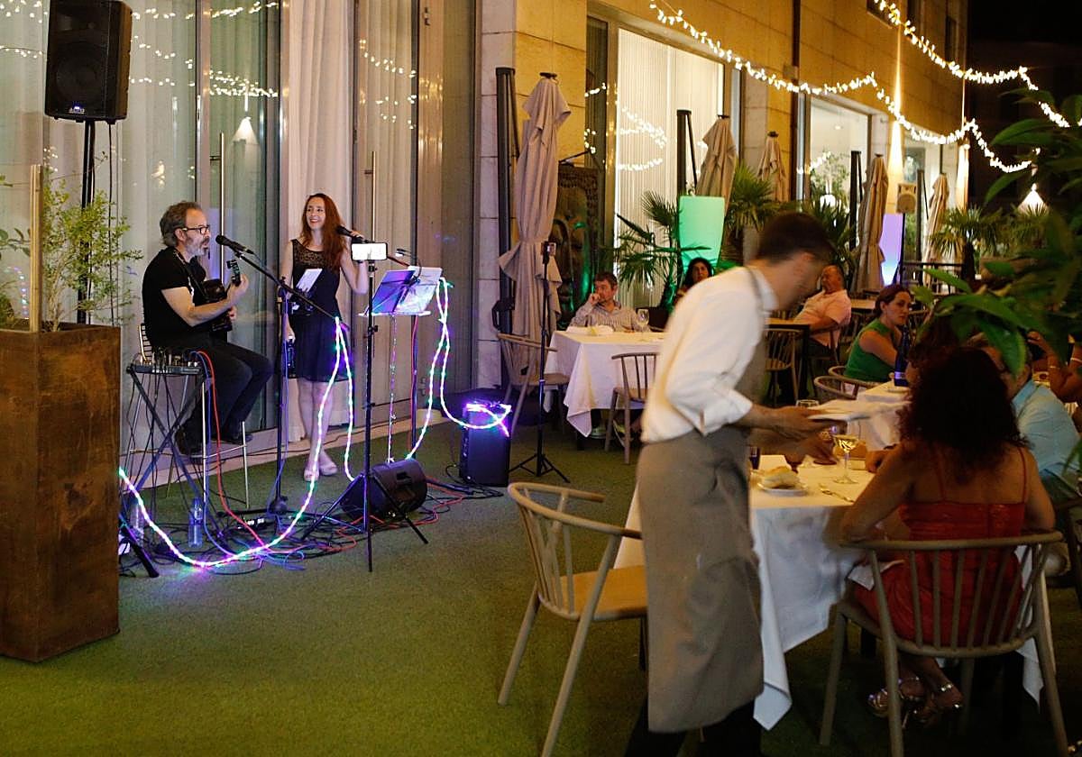 Alma Simón y Lete Truque en la terraza del hotel Don Manuel.