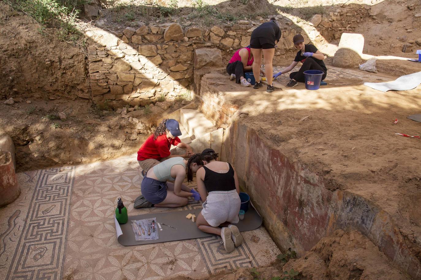 Imágenes de los estudiantes con los mosaicos de la Huerta de Otero