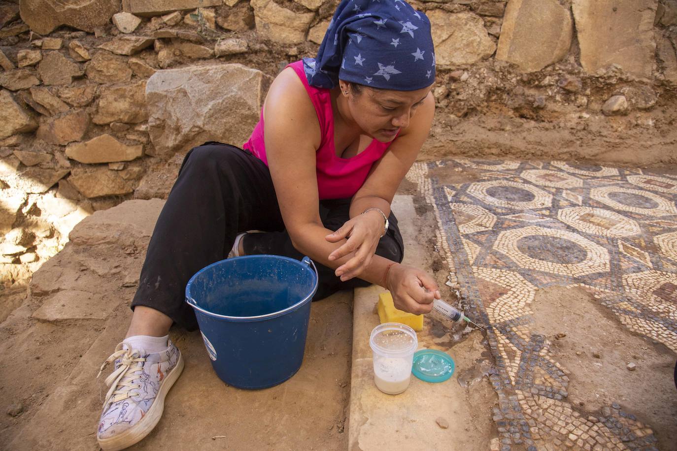 Imágenes de los estudiantes con los mosaicos de la Huerta de Otero