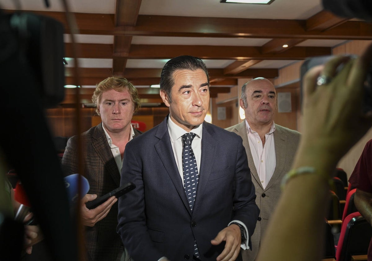 Miguel Ángel Mendiano, director general de Extremadura Avante, entre el alcalde y el presidente de la Cámara de Comercio, Mariano García Sardiña, este lunes.