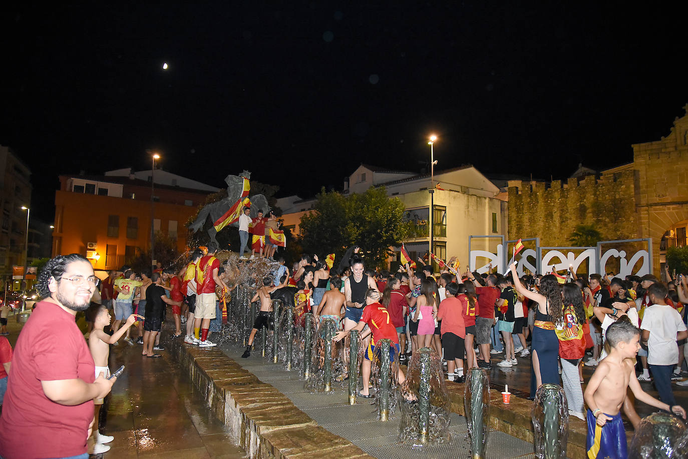 Euforia en Plasencia por la victoria de La Roja