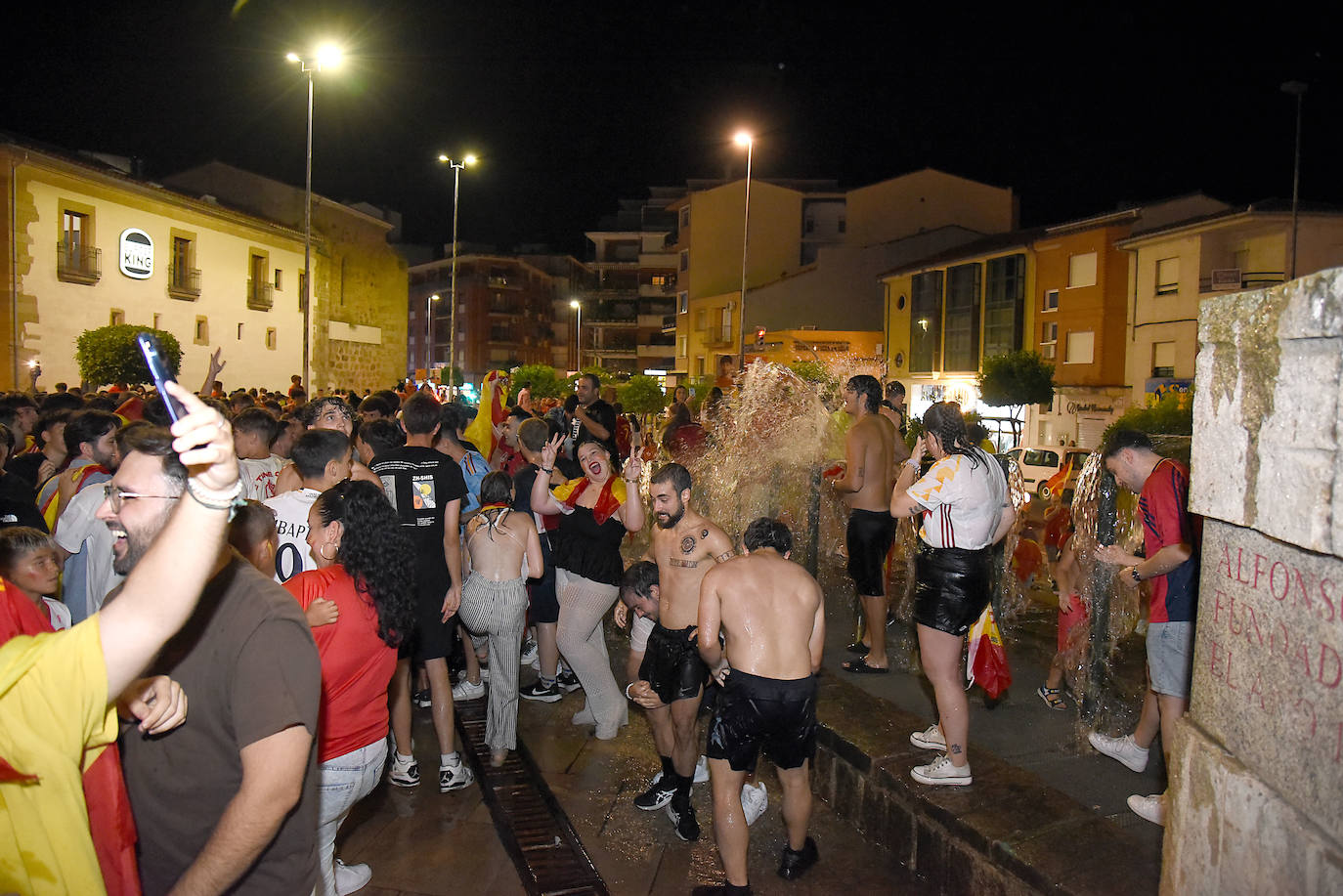 Euforia en Plasencia por la victoria de La Roja