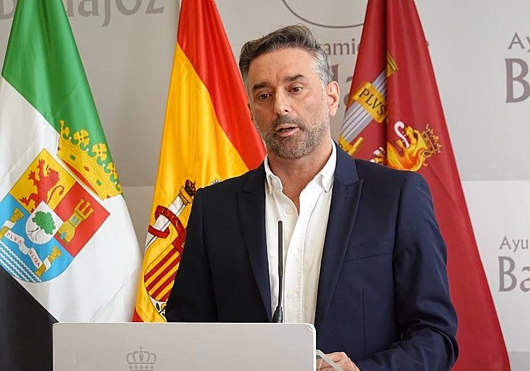 Carlos Pérez, en la rueda de prensa que ha dado esta mañana para comunicar que se queda en el Ayuntamiento como concejal no adscrito.
