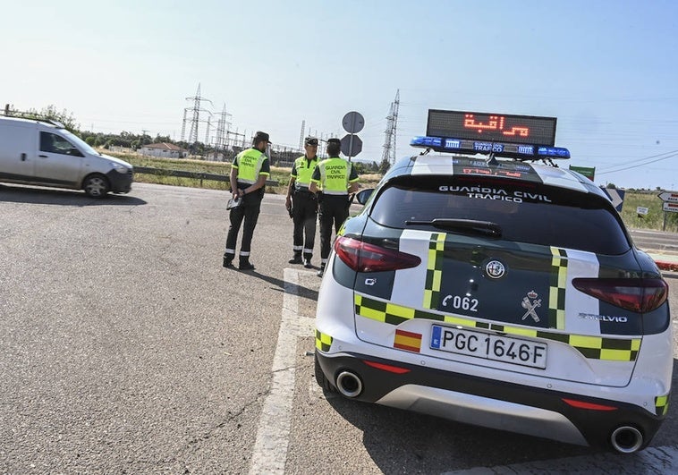 Control de velocidad, esta mañana, en la carretera EX-107, entre Badajoz y Olvenza.