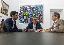 Ángel Orgaz, concejal de Economía, Rafael Mateos, alcalde, y Eduardo Gutiérrez, portavoz de Vox.
