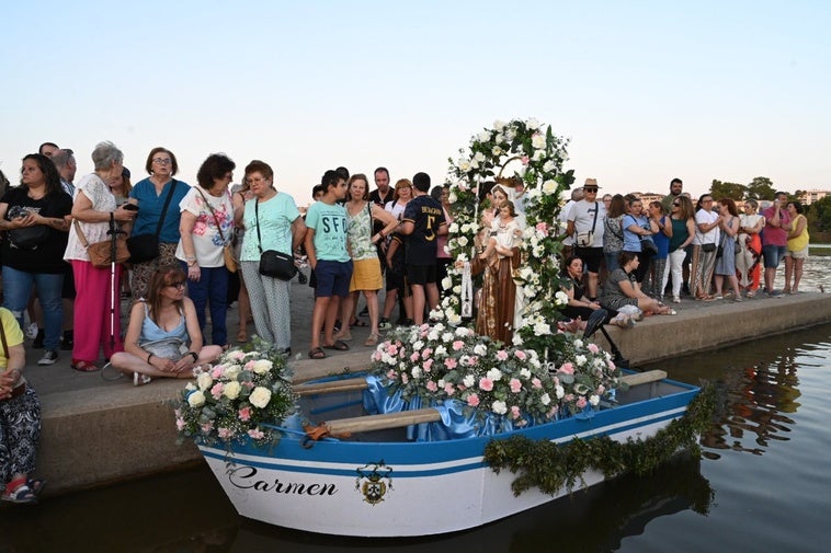 La Virgen del Carmen embarcó para continuar su procesión por el Guadiana.