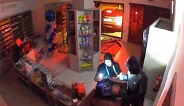 Grupo de aluniceros cometiendo un robo