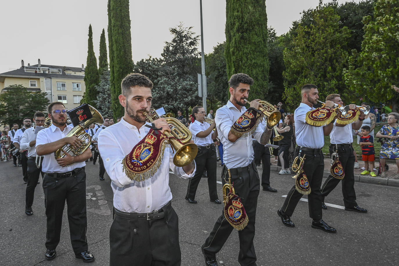 La Virgen del Carmen navegó ayer por el Guadiana y además estrenó procesión. Salió de su nueva sede en la parroquia San Juan de Dios, en la urbanización Jardines del Guadiana.