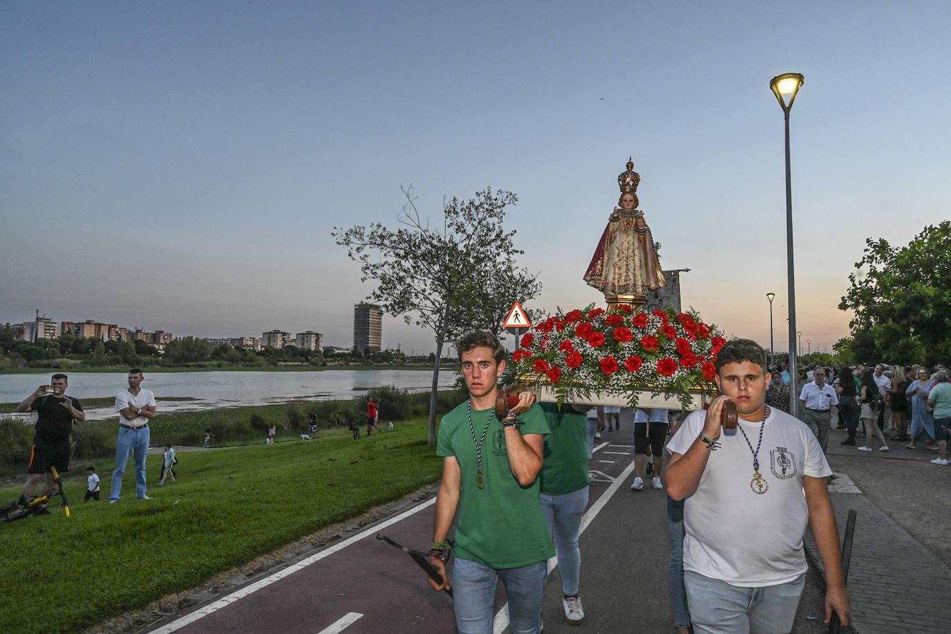 La Virgen del Carmen navegó ayer por el Guadiana y además estrenó procesión. Salió de su nueva sede en la parroquia San Juan de Dios, en la urbanización Jardines del Guadiana.