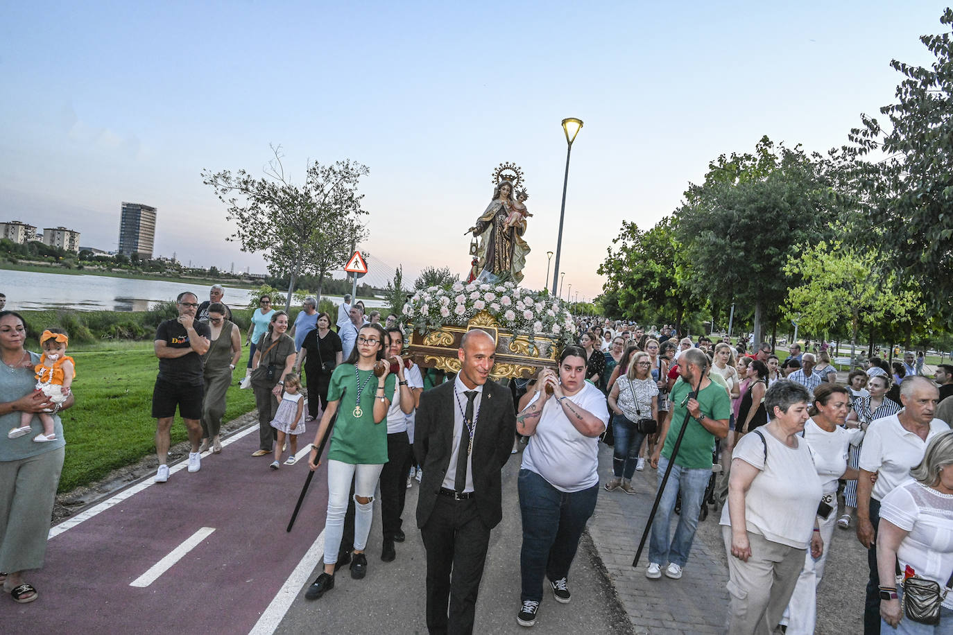 La Virgen del Carmen navegó ayer por el Guadiana y además estrenó procesión. Salió de su nueva sede en la parroquia San Juan de Dios, en la urbanización Jardines del Guadiana.