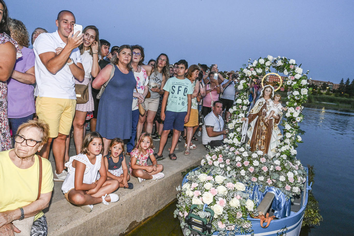 La Virgen del Carmen navegó ayer por el Guadiana y además estrenó procesión. Salió de su nueva sede en la parroquia San Juan de Dios, en la urbanización Jardines del Guadiana.