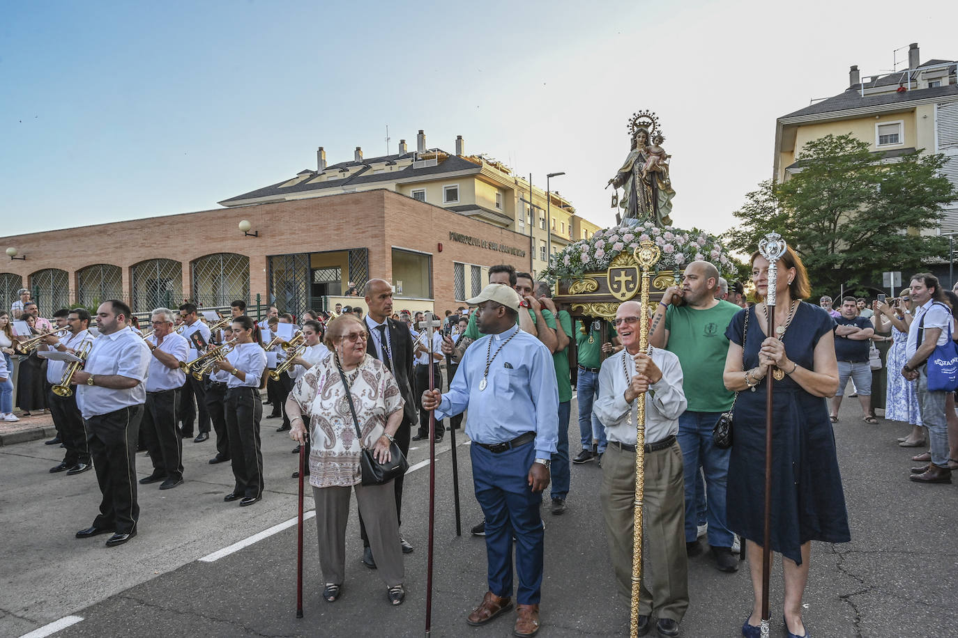 La Virgen del Carmen navegó ayer por el Guadiana y además estrenó procesión. Salió de su nueva sede en la parroquia San Juan de Dios, en la urbanización Jardines del Guadiana.