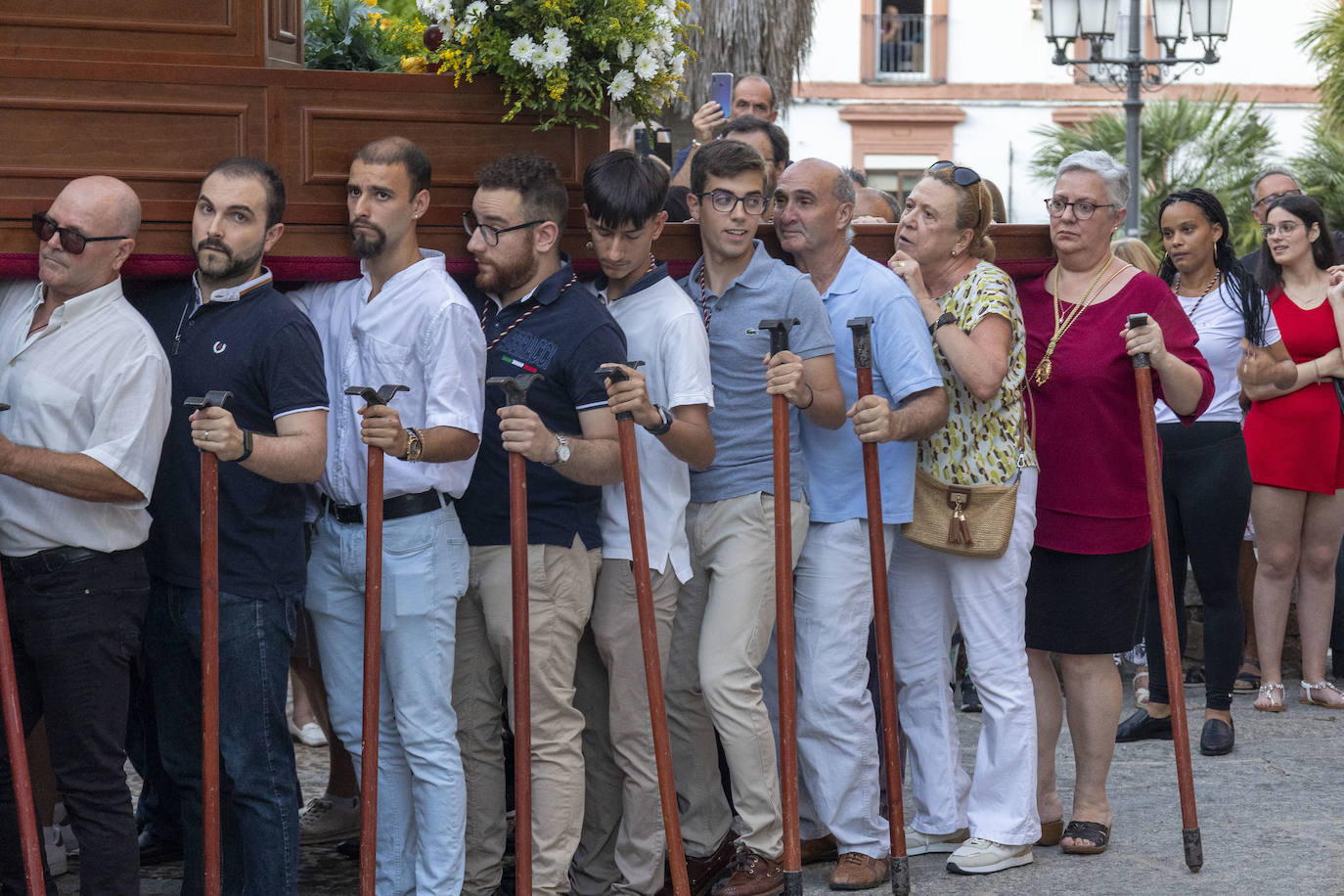 La imagen de la Virgen del Carmen volvió a recorrer ayer, martes, las calles del centro de la capital cacereña después de varios años de interrupción