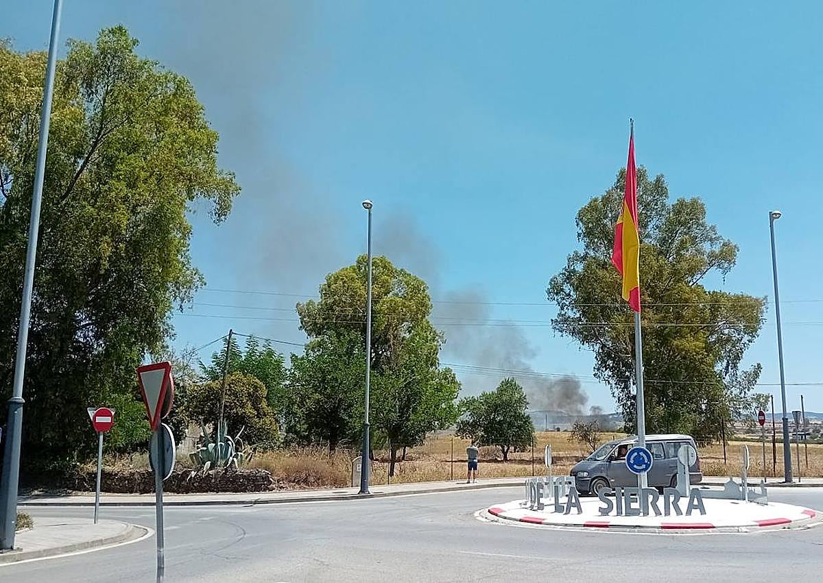 Imagen secundaria 1 - Arde un almacén de palés de una empresa maderera de Fregenal de la Sierra
