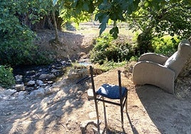 Muebles abandonados junto a un vado de la Ribera del Marco.