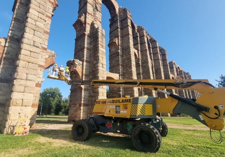 Operarios subidos a la cesta trabajando sobre los arcos.