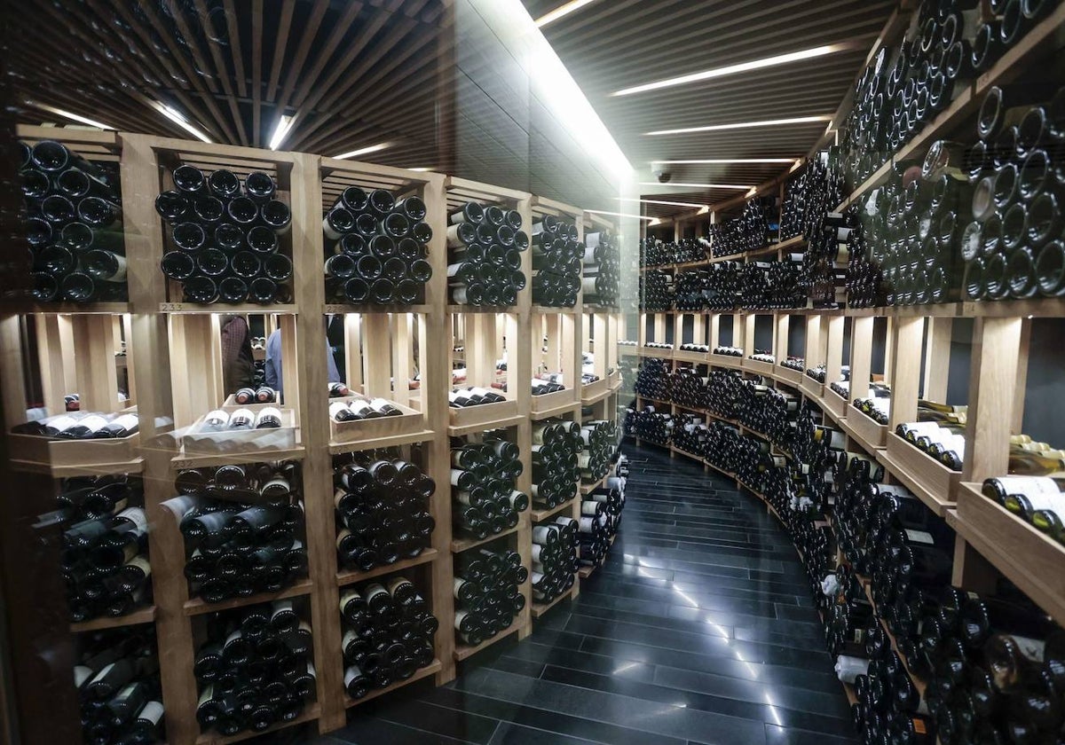 Interior de la bodega de Atrio, considerada una de las mejores del mundo.