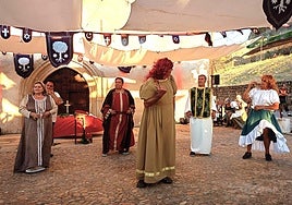 Escena de teatro popular durante el Festival Medieval 2023