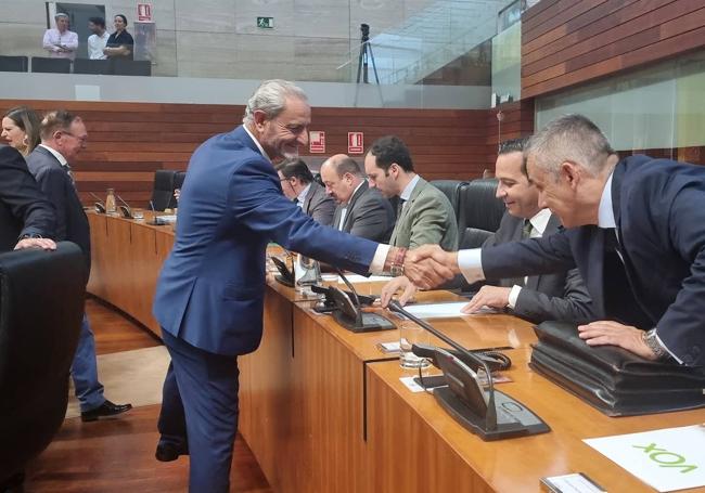 Bibiano Serrano (PP) saluda a Ángel Pelayo Gordillo antes de arrancar el Pleno de la Asamblea