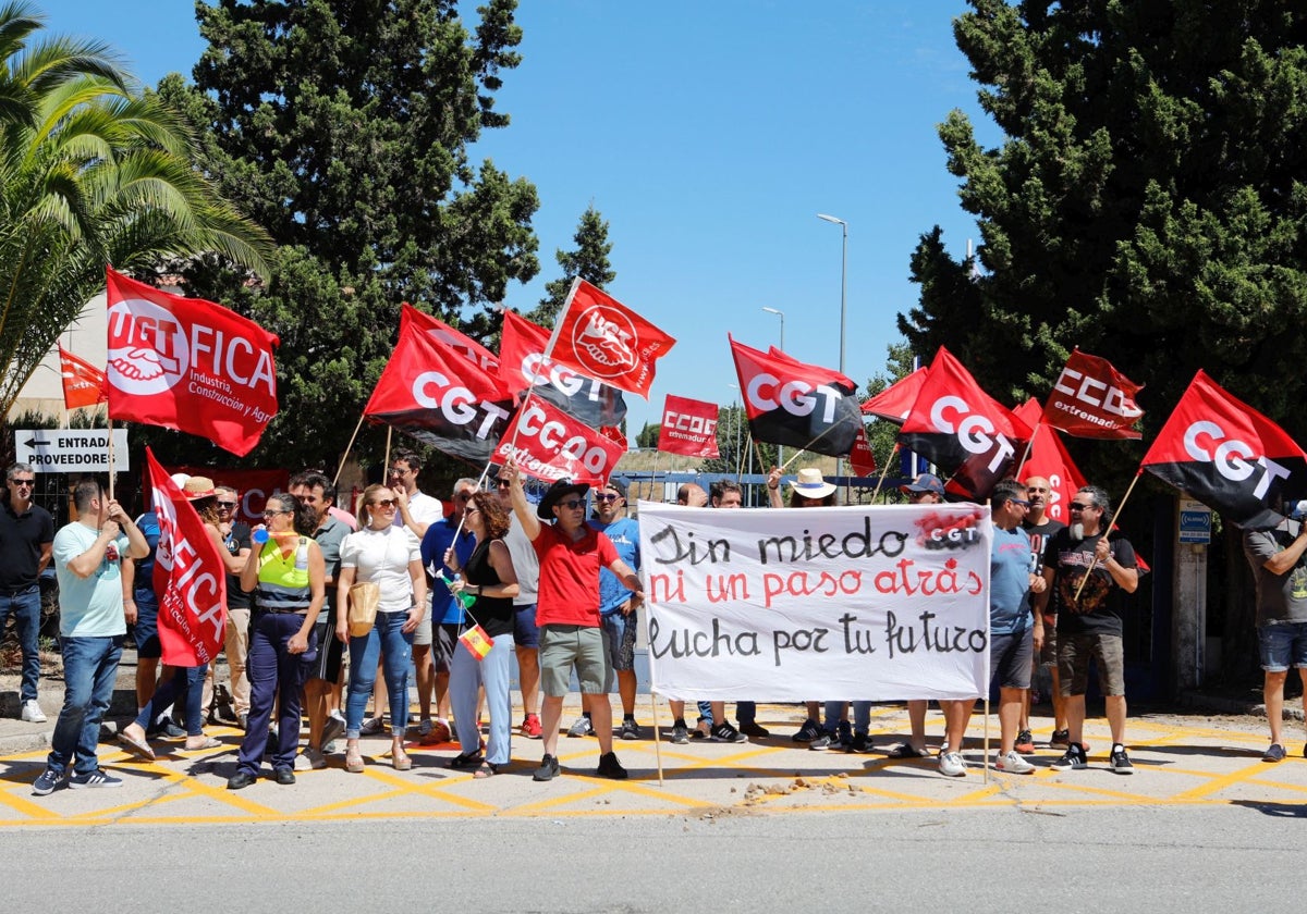 Trabajadores de Catelsa protestan por la pérdida de poder adquisitivo a las puertas de la empresa.