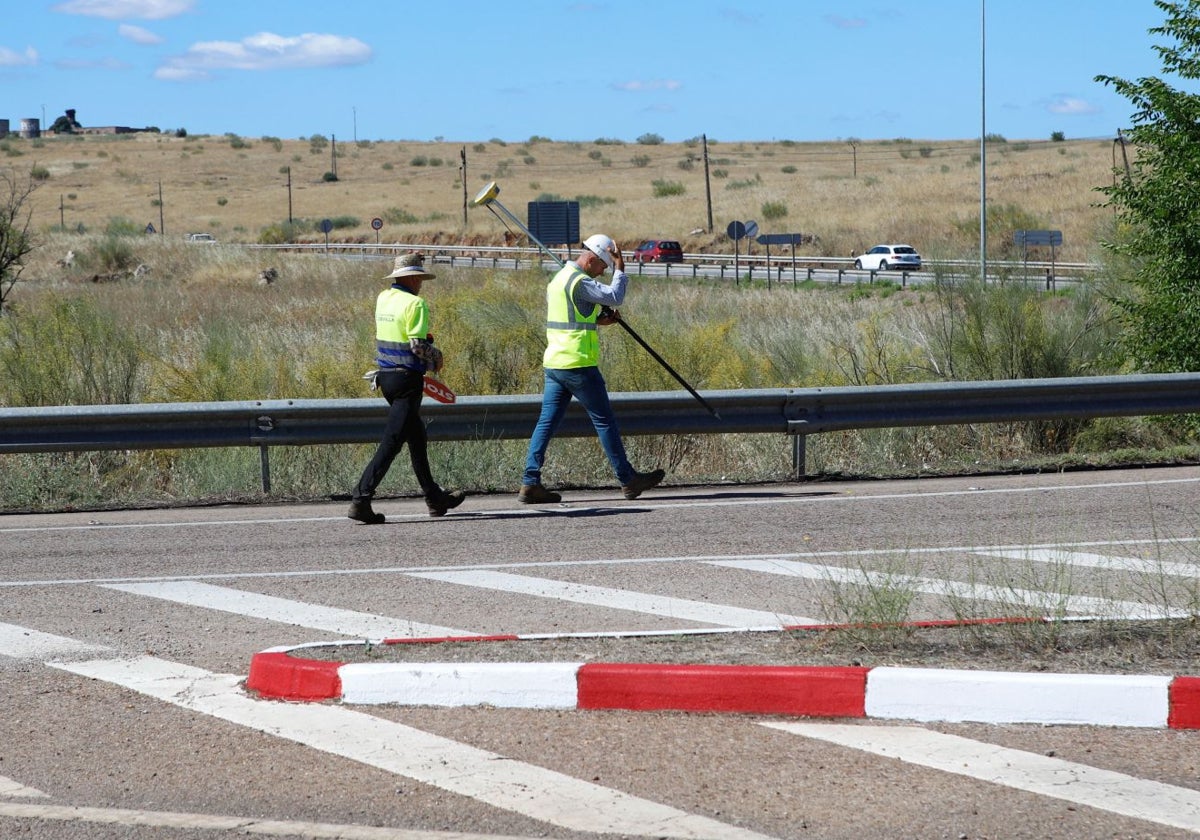 Dos operarios en las inmediaciones de la N-630.