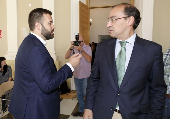 Luis Salaya, alcalde anterior, y Rafael Mateos, regidor actual, en un Pleno del Ayuntamiento cacereño.