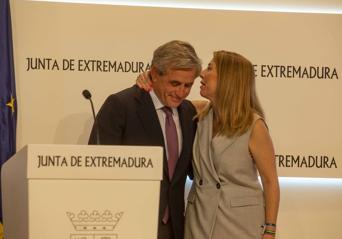 El consejero de Gestión Forestal, Ignacio Higuero, exmilitante de Vox, junto a la presidenta de la Junta, María Guardiola.