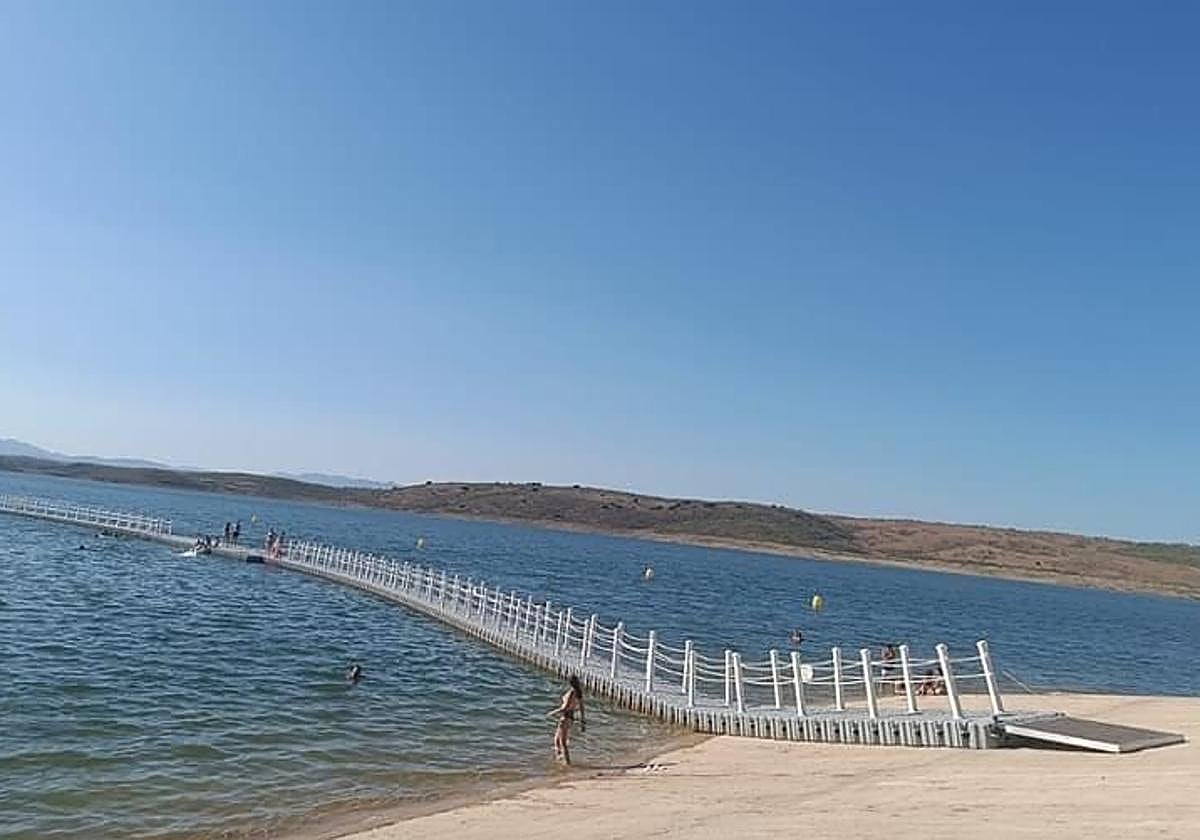 Pasarela acuática en la playa de Peloche.