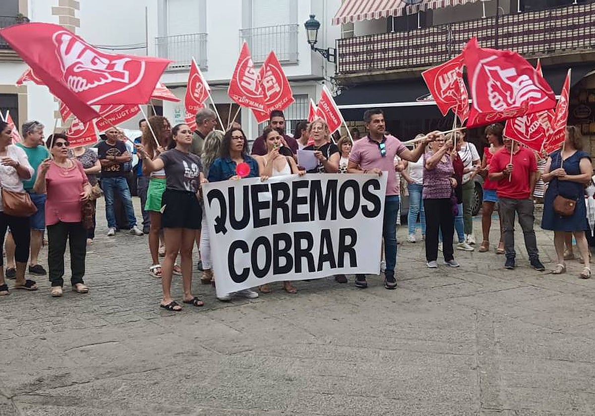 Trabajadores de la residencia de Montehermoso, en una protesta esta semana.