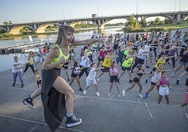 Clase de zumba en el parque del río