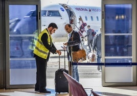 Un pasajero a punto de coger un avión de Air Nostrum en el aeropuerto de Badajoz.