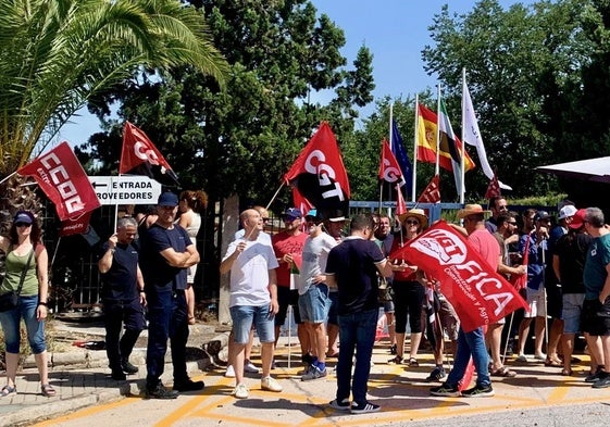 Los trabajadores se han concentrado a las puertas de Catelsa y han acudido en su apoyo algunos compañeros de Atento.