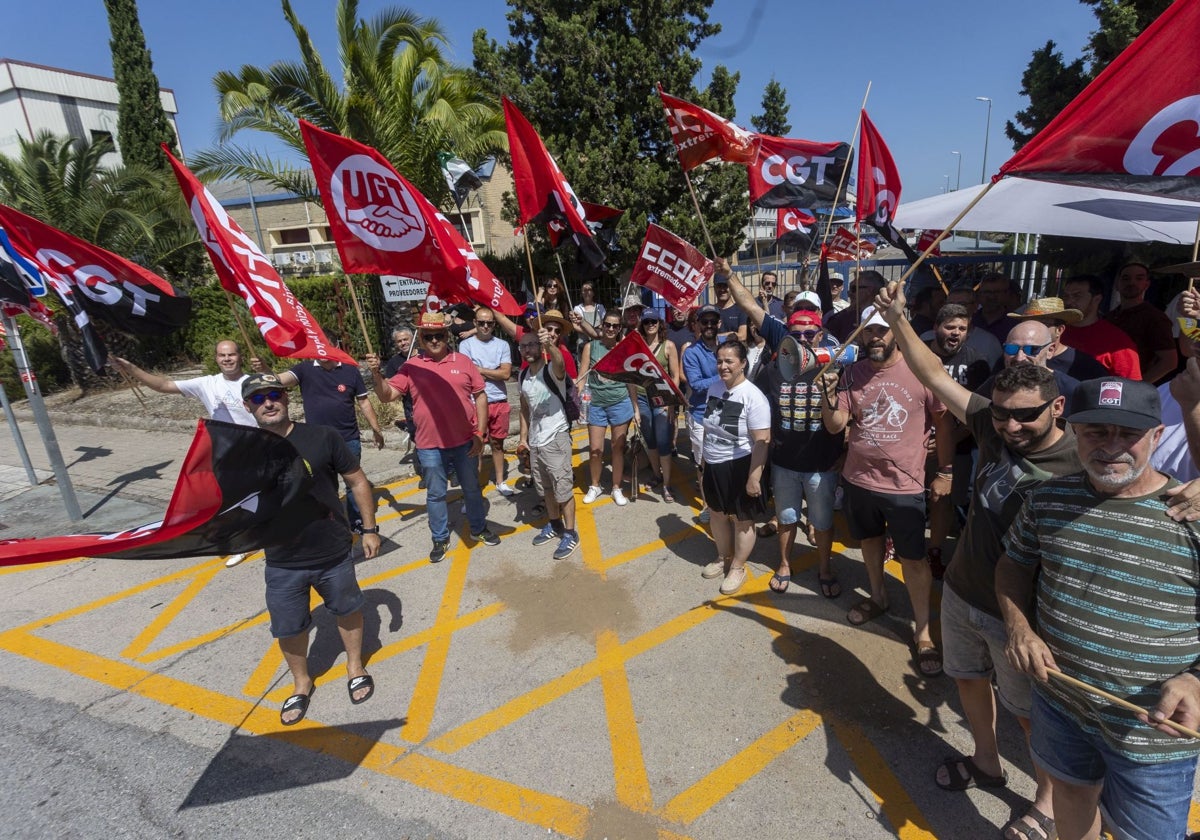 Los trabajadores se han concentrado a las puertas de Catelsa y han acudido en su apoyo algunos compañeros de Atento.