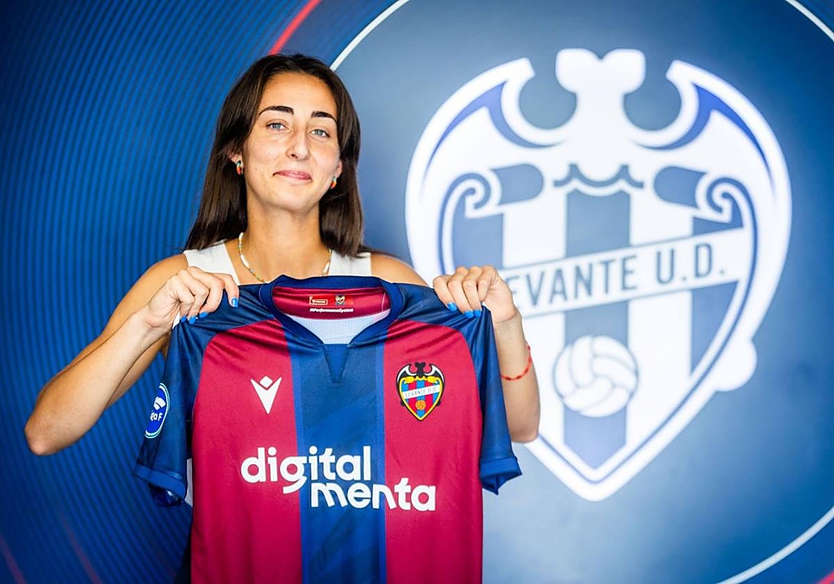 Ana Franco posando como nueva jugadora granota.