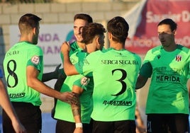 El Mérida (con la tercera equipación) celebra uno de los goles ante el Don Álvaro.