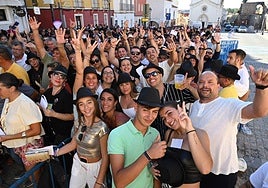 El ambiente previo al concierto de El Barrio en la Alcazaba de Badajoz, en imágenes