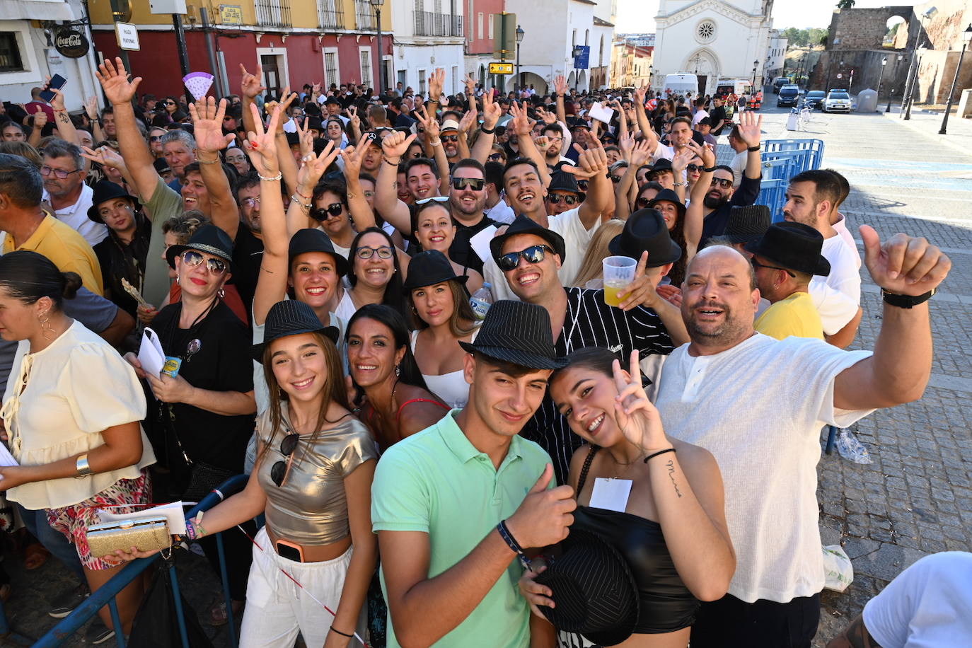 El ambiente previo al concierto de El Barrio en la Alcazaba de Badajoz, en imágenes
