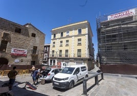 En el centro de la imagen, bloque situado en la Plaza del Duque de Cáceres que se reformará para acoger nueve apartamentos turísticos y un restaurante. Está situado entre el Palacio del Duque de Abrantes (izquierda) y el futuro hotel de Godoy (derecha), actualmente en obras ambos inmuebles.