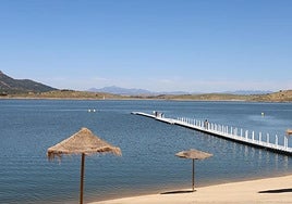 Plataforma acuática en la playa de Peloche desde donde cayó el menor.