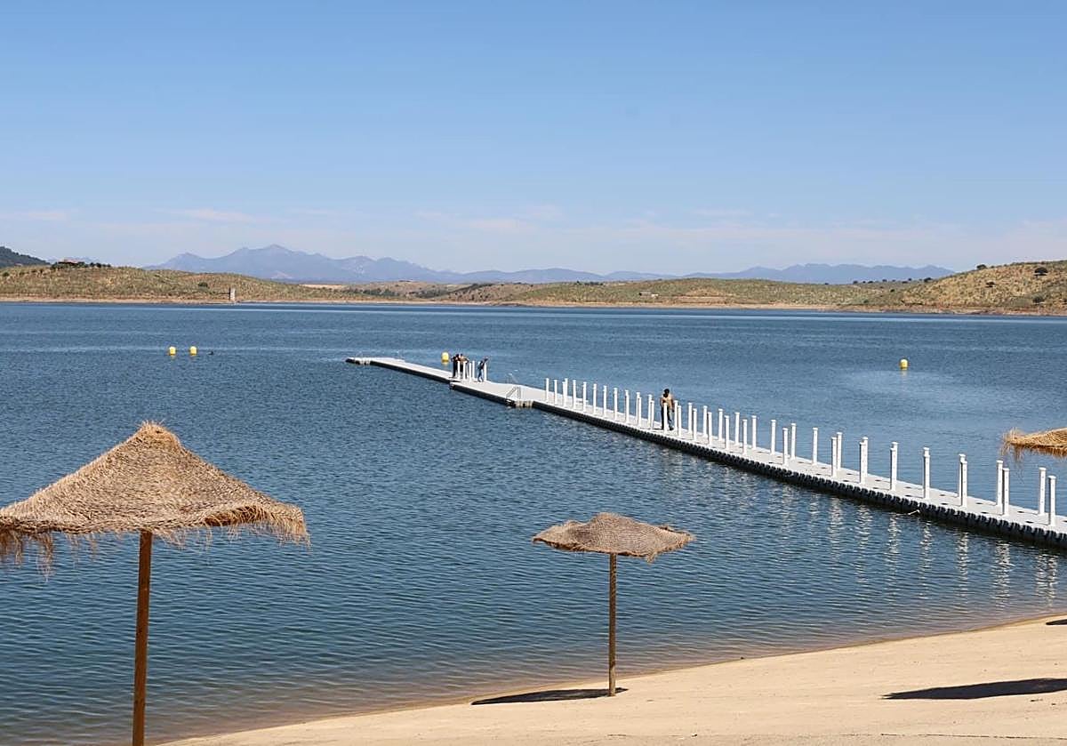 Plataforma acuática en la playa de Peloche desde donde cayó el menor.