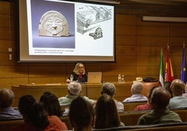 Trinidad Nogales, en su conferencia sobre la iconografía de Medusa.