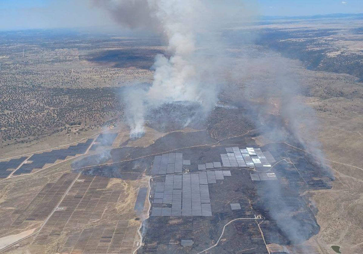 Imagen de las cortinas de humo en la planta fotovoltaica de Talaván.