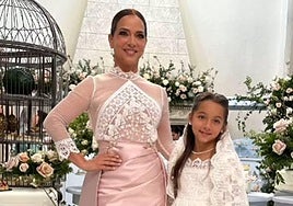 Adamari junto a su hija en su primera comunión, ambas vestidas de Marita Rial.